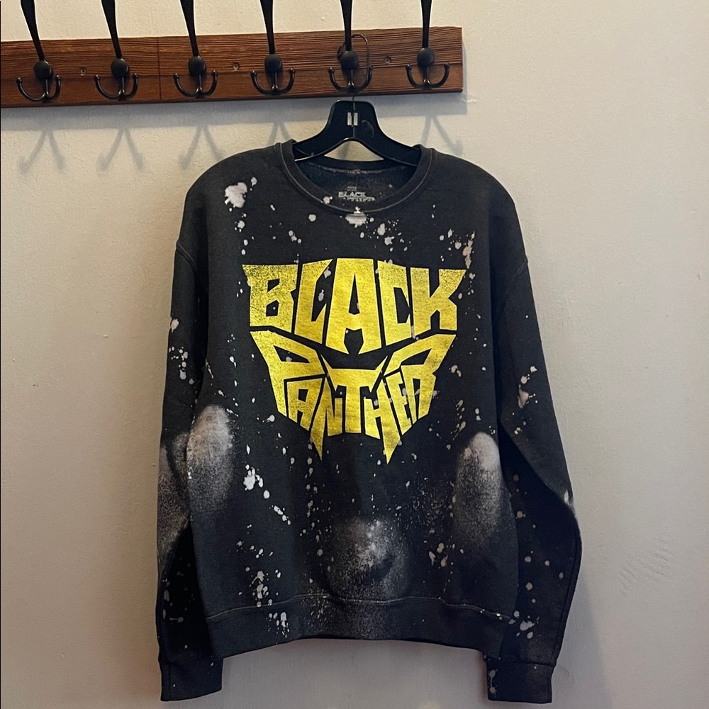 Forever 21 Black and Yellow Graphic Crewneck Sweater